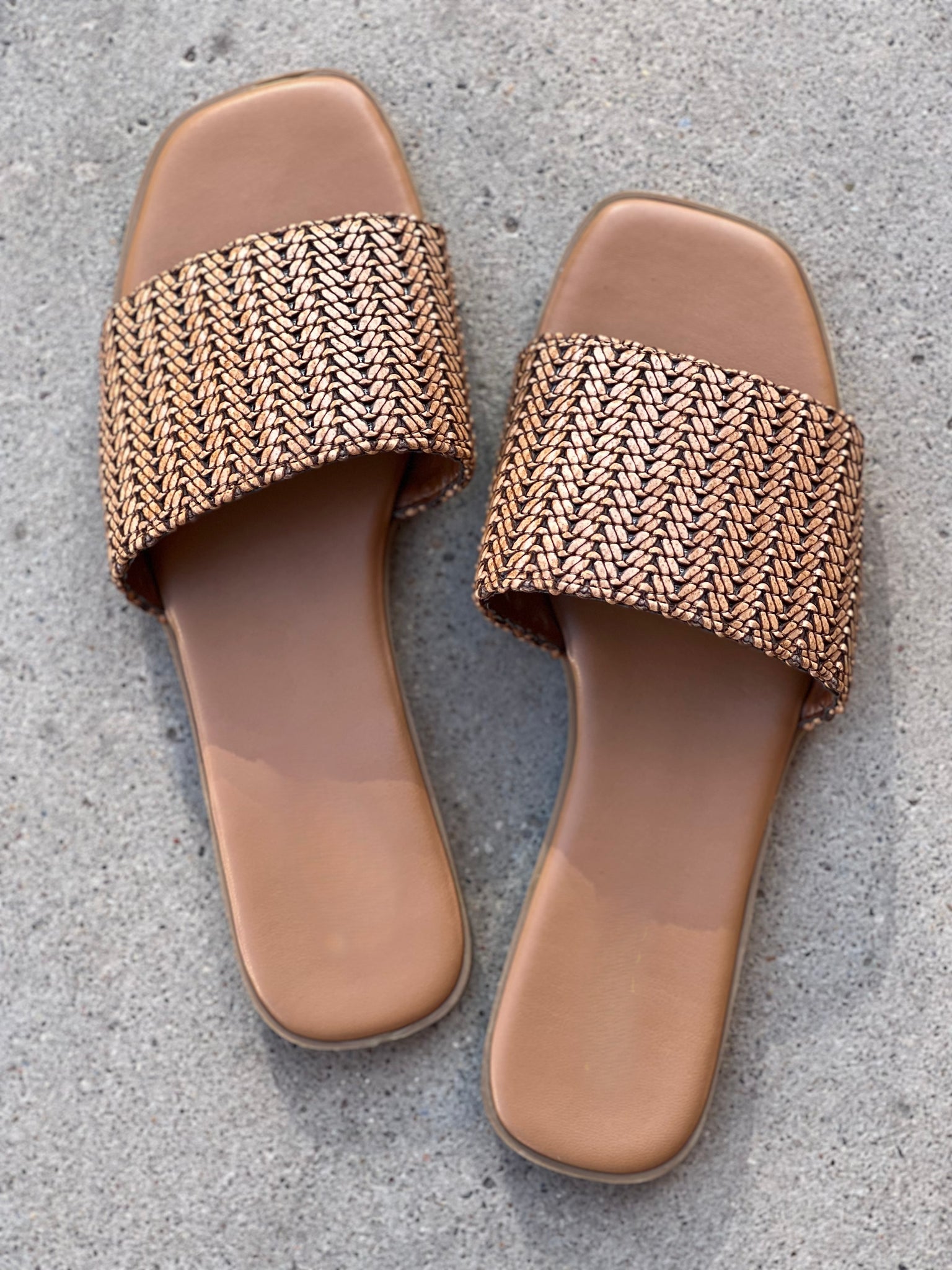 Cognac Raffia Slide